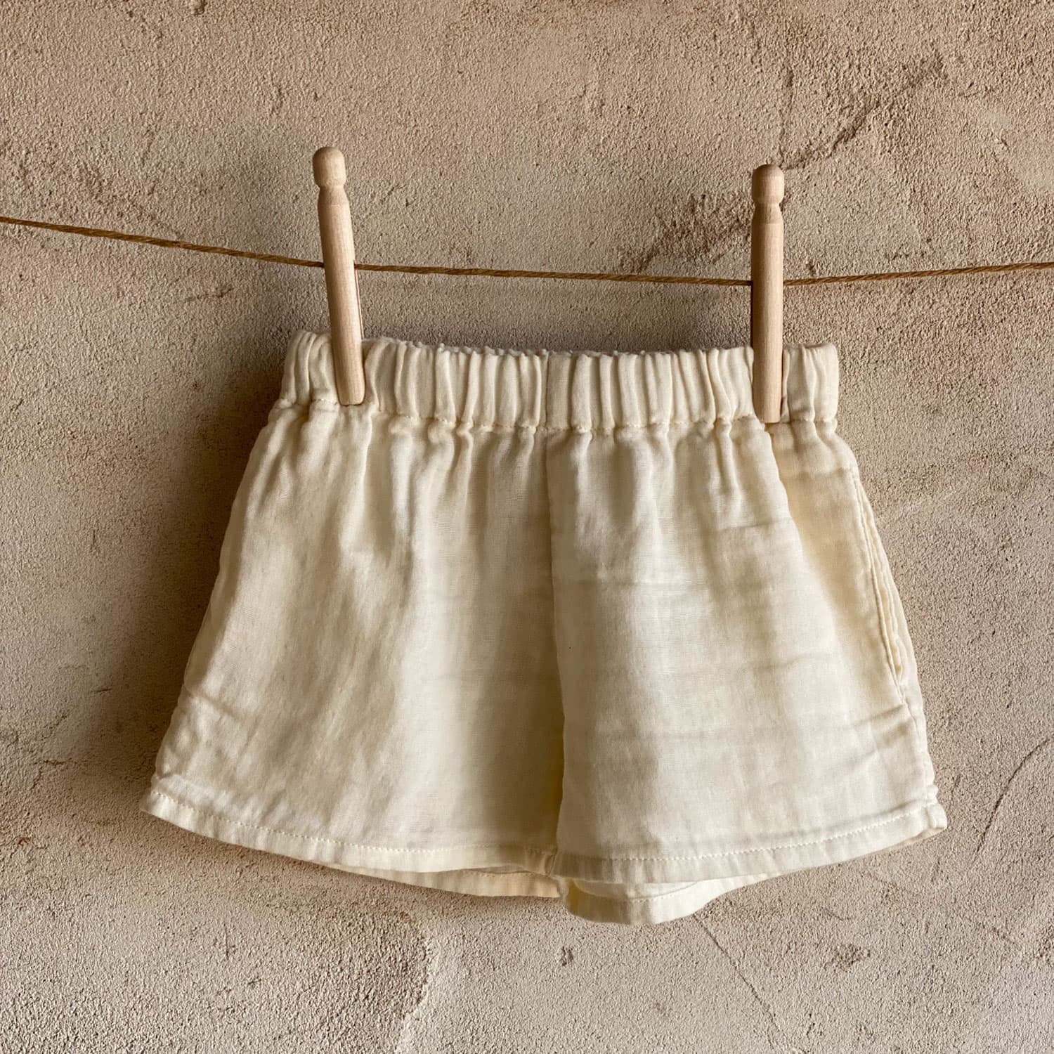 elka-short-pants-baby-ds-s000-natural-01_914deb2e-eb2a-4b27-936d-9889a7a87073.jpg